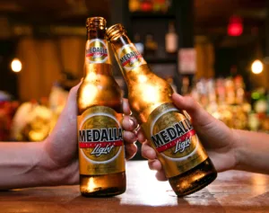 Medalla Light 1696480068